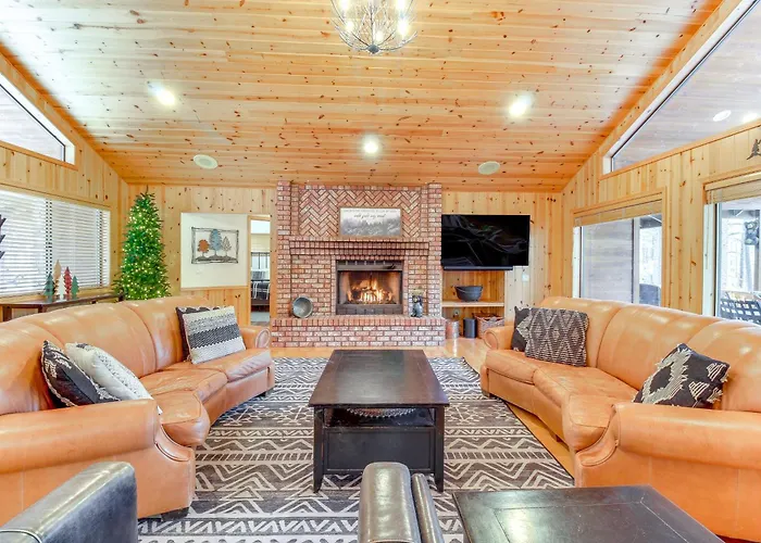 Large Backyard & Playset: Family In Pinetop! *